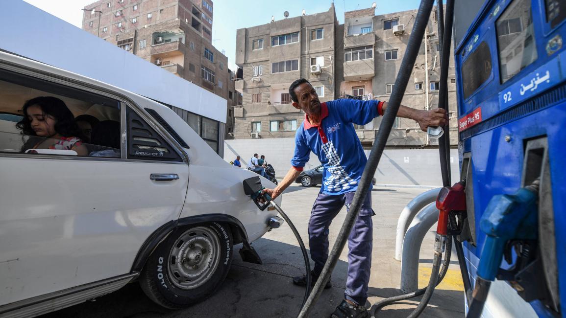 دأت الحكومة المصرية مناقشة زيادة أسعار الكهرباء خلال الربع الأول من العام الجاري، يعقبها رفع سعر المحروقات مع بداية العام المالي الجديد، في يوليو/ تموز 2026. وشرحت مصادر رفيعة في وزارتي الكهرباء والبترول لـ"العربي الجديد" أن تجاوز الديون المتراكمة لصالح الوزارتين لدى الجهات الحكومية والمشروعات الصناعية والسياحية والزراعية الكبرى الـ800 مليار جنيه مع نهاية 2025 تسبب في نقص حاد بالسيولة،