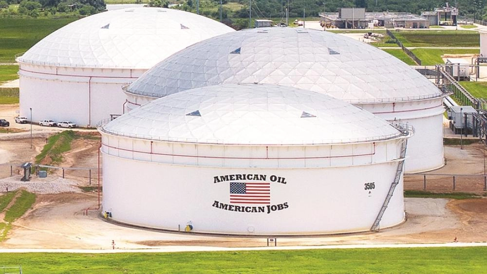 قالت إدارة معلومات الطاقة الأمريكية يوم الخميس إن مخزونات الولايات المتحدة من النفط الخام والبنزين ونواتج ‌التقطير انخفضت الأسبوع الماضي، وسط زيادة في الطلب.