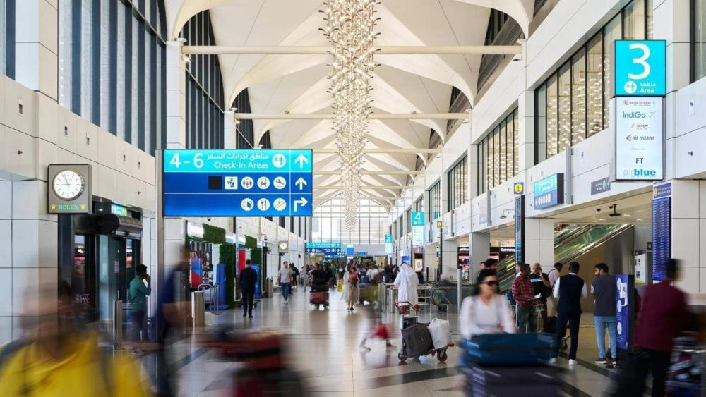 أعلنت مطارات دبي عن استقبال مطار دبي الدولي 95.2 مليون مسافر خلال عام 2025، بنمو قدره 3.1% مقارنة بالعام السابق، ليكون بذلك العام الأكثر ازدحاماً في تاريخ المطار، والأعلى على مستوى مطارات العالم في حركة المسافرين الدوليين.