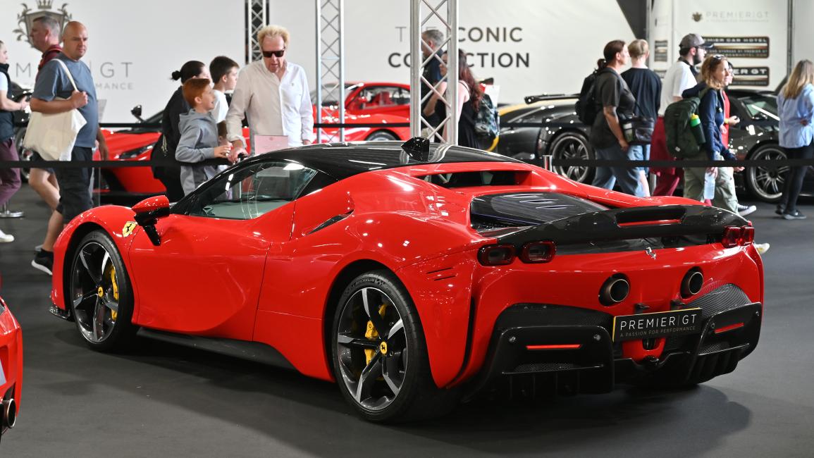 يعيش سوق السيارات في المملكة المتحدة حالة انتعاش ملحوظة، مع ارتفاع تسجيل السيارات الجديدة وتزايد الإقبال على المركبات الكهربائية، في وقتٍ تكشف فيه المؤشرات الصناعية عن تراجع حاد في إنتاج السيارات محلياً، ما يسلّط الضوء على مفارقة آخذة في الاتساع بين قوة الطلب وهشاشة القاعدة التصنيعية.