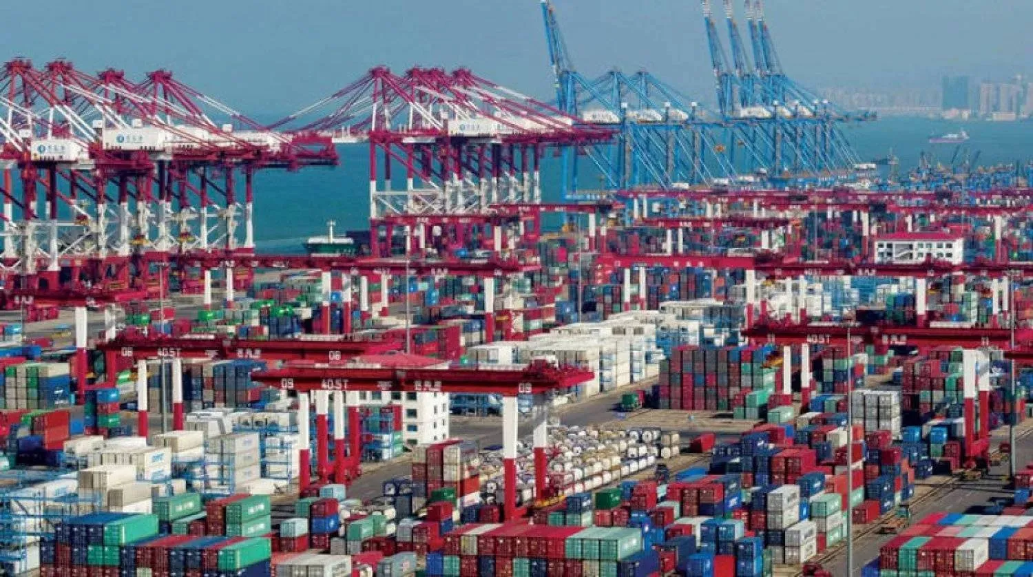 بدأ شركاء الولايات المتحدة التجاريون في آسيا تقييم أوجه الضبابية الجديدة، السبت، بعد أن تعهد الرئيس دونالد ترمب بفرض رسوم جمركية ​جديدة على الواردات، بعد ساعات من إلغاء المحكمة العليا كثيراً من الرسوم الجمركية الشاملة التي استخدمها لشن حرب تجارية عالمية.