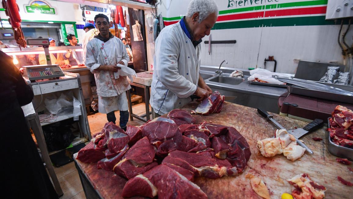 مع دخول شهر رمضان، تبدو الأسواق في تونس أقل صخباً مما كانت عليه في السنوات الماضية؛ فبين رفوف المواد الغذائية ومحلات الخضر والغلال، يسود حذر واضح في سلوك المستهلكين الذين يحاولون الاستعداد للشهر الكريم بأقل كلفة ممكنة، في ظل تراجع القدرة الشرائية، وارتفاع أسعار العديد من المواد الأساسية.